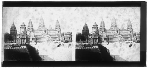 Paris. - L'exposition coloniale internationale de 1931 : la section d'Indochine avec la réplique du temple d'Angkor Vat (vues 1-2) et la tour aux quatre visages (vues 1-4), le pavillon du Cambodge (vues 5-6), la section de l'Afrique Occidentale Française (vues 7-8), une fontaine surmontée d'un bas-relief représentant un couple de lions et un oiseau (vues 9-10), la fontaine des cactus (vues 11-12), la fontaine des Totems (vues 13-14), les flamants roses du parc zoologique (vues 15-16).